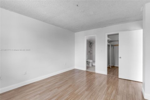 Condo in Miami, Florida, 2 bedrooms  № 1953245 - photo 12