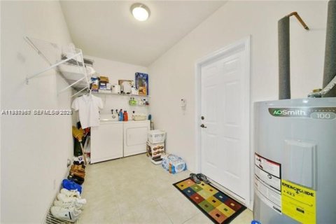 Villa ou maison à louer à Miramar, Floride: 4 chambres, 242.75 m2 № 2051245 - photo 11