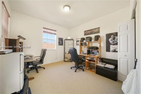 Villa ou maison à louer à Miramar, Floride: 4 chambres, 242.75 m2 № 2051245 - photo 8