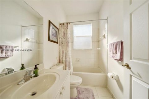 Villa ou maison à louer à Miramar, Floride: 4 chambres, 242.75 m2 № 2051245 - photo 16