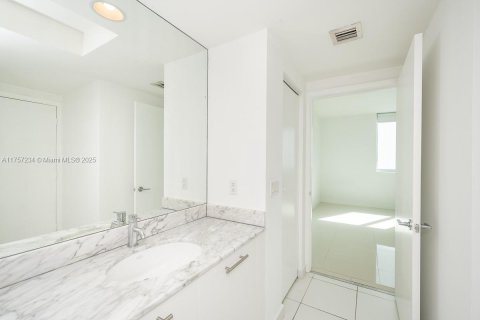 Condo in Miami, Florida, 2 bedrooms  № 1868816 - photo 9
