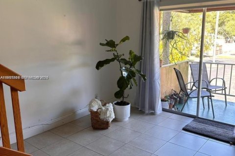 Condo in Hialeah, Florida, 1 bedroom № 2060197 - photo 5