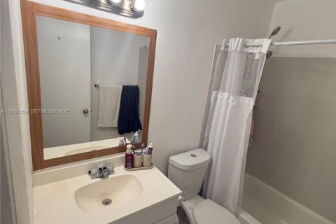 Condo in Hialeah, Florida, 1 bedroom № 2060197 - photo 10