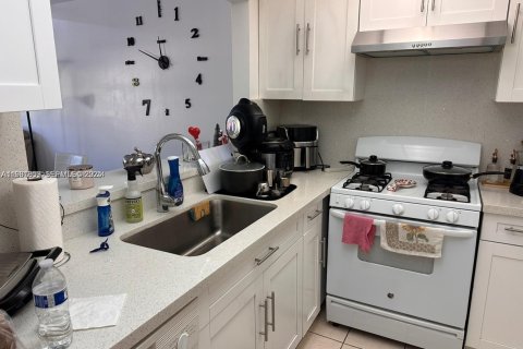 Condo in Hialeah, Florida, 1 bedroom № 2060197 - photo 2