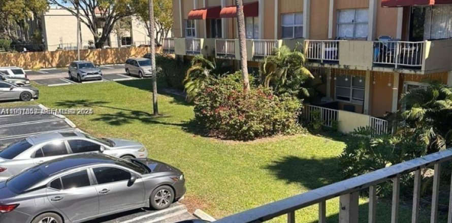 Condo in Hialeah, Florida, 1 bedroom № 2060197