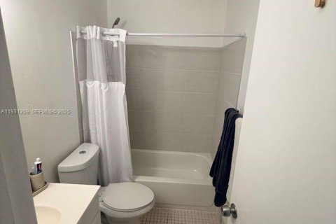 Condo in Hialeah, Florida, 1 bedroom № 2060197 - photo 8
