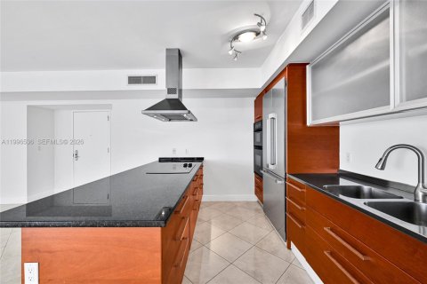 Condo in Hallandale Beach, Florida, 2 bedrooms № 2145806 - photo 15