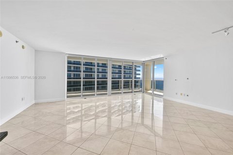 Condo in Hallandale Beach, Florida, 2 bedrooms № 2145806 - photo 4