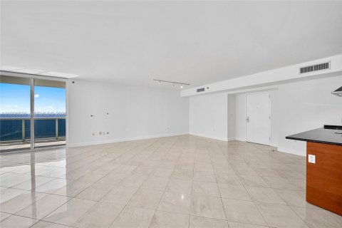 Condo in Hallandale Beach, Florida, 2 bedrooms № 2145806 - photo 8