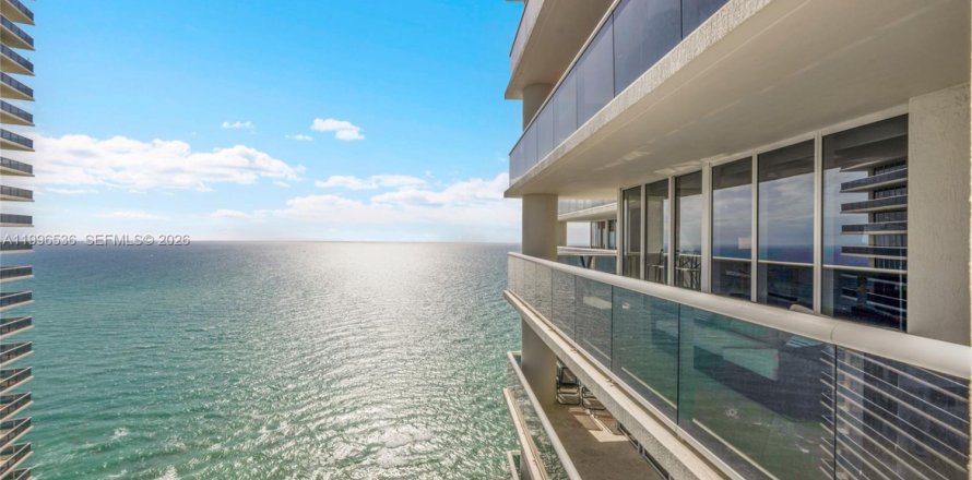 Condo in Hallandale Beach, Florida, 2 bedrooms № 2145806