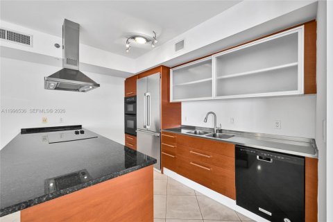 Condo in Hallandale Beach, Florida, 2 bedrooms № 2145806 - photo 14