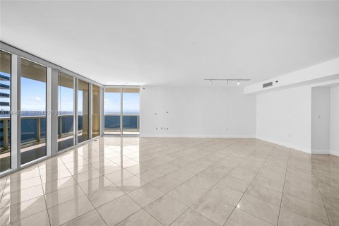 Condo in Hallandale Beach, Florida, 2 bedrooms № 2145806 - photo 6
