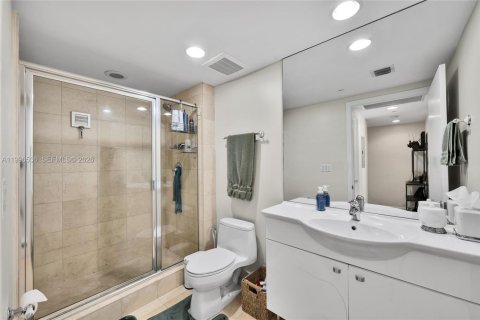Condo in Hallandale Beach, Florida, 2 bedrooms № 2145806 - photo 24