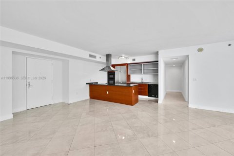 Condo in Hallandale Beach, Florida, 2 bedrooms № 2145806 - photo 11