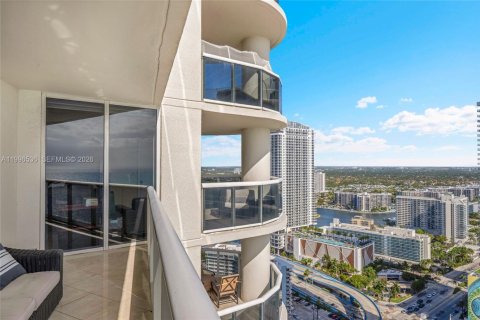 Condo in Hallandale Beach, Florida, 2 bedrooms № 2145806 - photo 27
