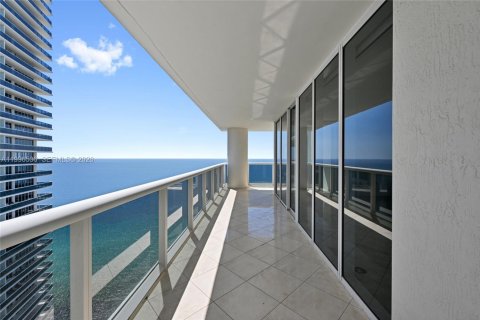 Condo in Hallandale Beach, Florida, 2 bedrooms № 2145806 - photo 26