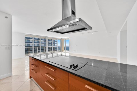 Condo in Hallandale Beach, Florida, 2 bedrooms № 2145806 - photo 16