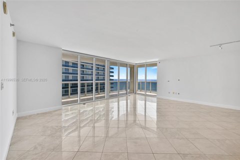Condo in Hallandale Beach, Florida, 2 bedrooms № 2145806 - photo 7