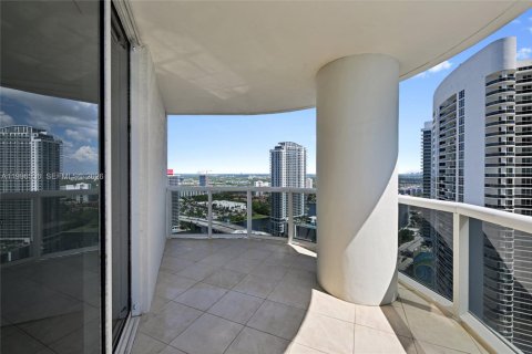 Condo in Hallandale Beach, Florida, 2 bedrooms № 2145806 - photo 30