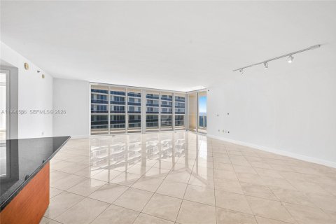 Condo in Hallandale Beach, Florida, 2 bedrooms № 2145806 - photo 3