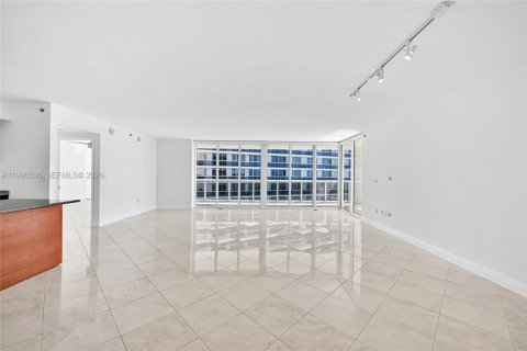 Condo in Hallandale Beach, Florida, 2 bedrooms № 2145806 - photo 2