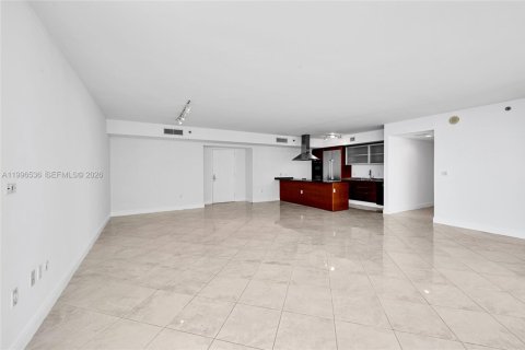 Condo in Hallandale Beach, Florida, 2 bedrooms № 2145806 - photo 10