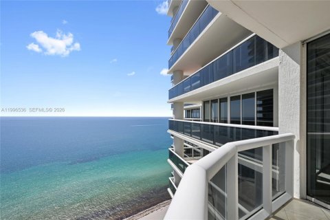 Condo in Hallandale Beach, Florida, 2 bedrooms № 2145806 - photo 28