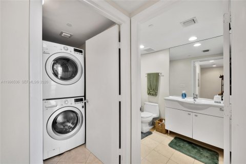 Condo in Hallandale Beach, Florida, 2 bedrooms № 2145806 - photo 25