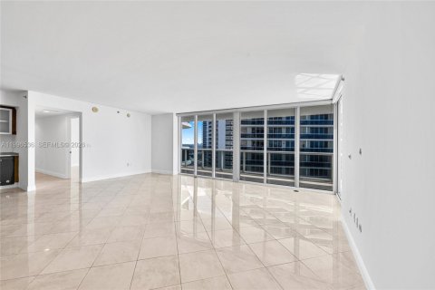 Condo in Hallandale Beach, Florida, 2 bedrooms № 2145806 - photo 5