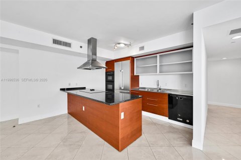 Condo in Hallandale Beach, Florida, 2 bedrooms № 2145806 - photo 12