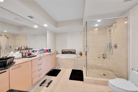 Condo in Hallandale Beach, Florida, 2 bedrooms № 2145806 - photo 23