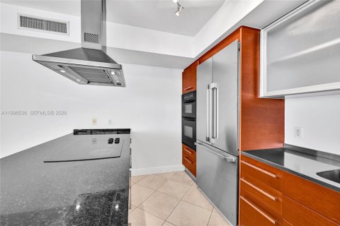 Condo in Hallandale Beach, Florida, 2 bedrooms № 2145806 - photo 17