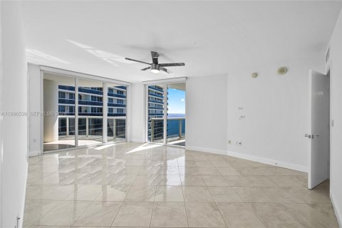 Condo in Hallandale Beach, Florida, 2 bedrooms № 2145806 - photo 19