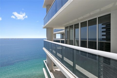 Condo in Hallandale Beach, Florida, 2 bedrooms № 2145806 - photo 29