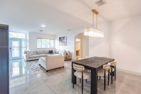 Villa ou maison à vendre à Cutler Bay, Floride: 5 chambres, 198.16 m2 № 1999337 - photo 15