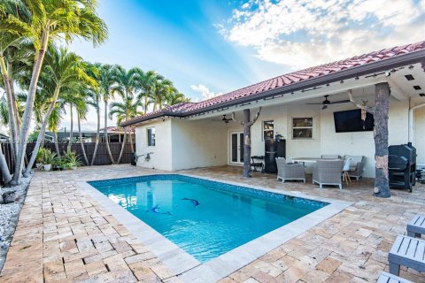 Villa ou maison à Cutler Bay, Floride 5 chambres, 198.16 m2 № 1999337