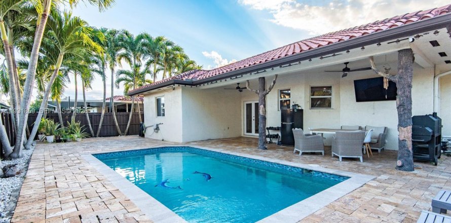 Villa ou maison à Cutler Bay, Floride 5 chambres, 198.16 m2 № 1999337