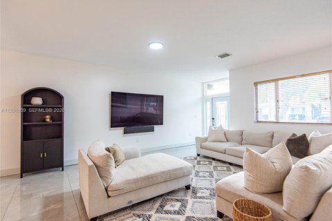 Villa ou maison à vendre à Cutler Bay, Floride: 5 chambres, 198.16 m2 № 1999337 - photo 16