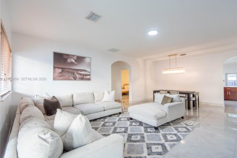 Villa ou maison à vendre à Cutler Bay, Floride: 5 chambres, 198.16 m2 № 1999337 - photo 18