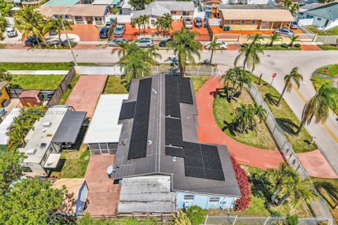 House in Miami Gardens, Florida 3 bedrooms, 134.71 sq.m. № 2076017 - photo 27
