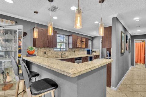 House in Miami Gardens, Florida 3 bedrooms, 134.71 sq.m. № 2076017 - photo 9