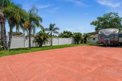House in Miami Gardens, Florida 3 bedrooms, 134.71 sq.m. № 2076017 - photo 24