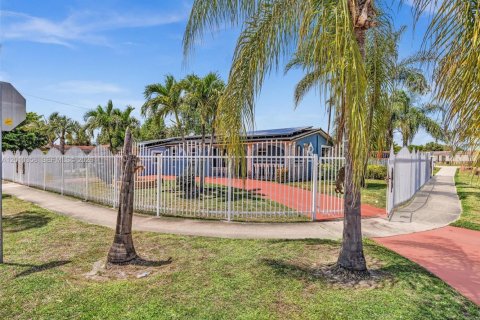 House in Miami Gardens, Florida 3 bedrooms, 134.71 sq.m. № 2076017 - photo 3