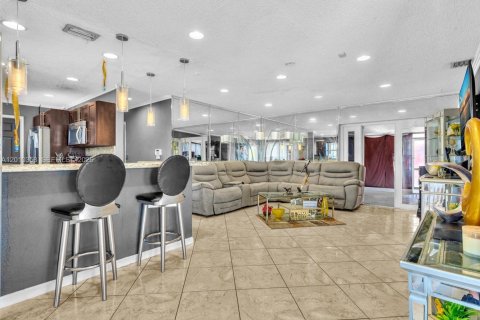 House in Miami Gardens, Florida 3 bedrooms, 134.71 sq.m. № 2076017 - photo 5