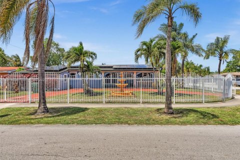 House in Miami Gardens, Florida 3 bedrooms, 134.71 sq.m. № 2076017 - photo 2