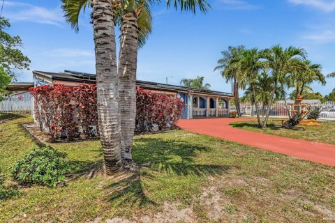 House in Miami Gardens, Florida 3 bedrooms, 134.71 sq.m. № 2076017 - photo 25