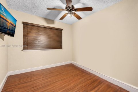 House in Miami Gardens, Florida 3 bedrooms, 134.71 sq.m. № 2076017 - photo 17