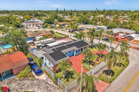 House in Miami Gardens, Florida 3 bedrooms, 134.71 sq.m. № 2076017 - photo 26