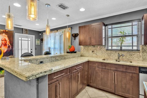 House in Miami Gardens, Florida 3 bedrooms, 134.71 sq.m. № 2076017 - photo 8