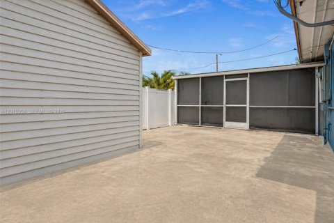 House in Miami Gardens, Florida 3 bedrooms, 134.71 sq.m. № 2076017 - photo 22
